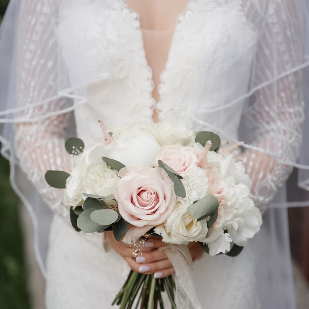 Elegant White Lace Wedding Dress 
Mermaid-style dress S-M size